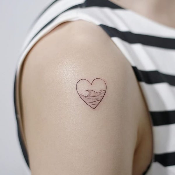 Mẫu tattoo sóng biển hình trái tim