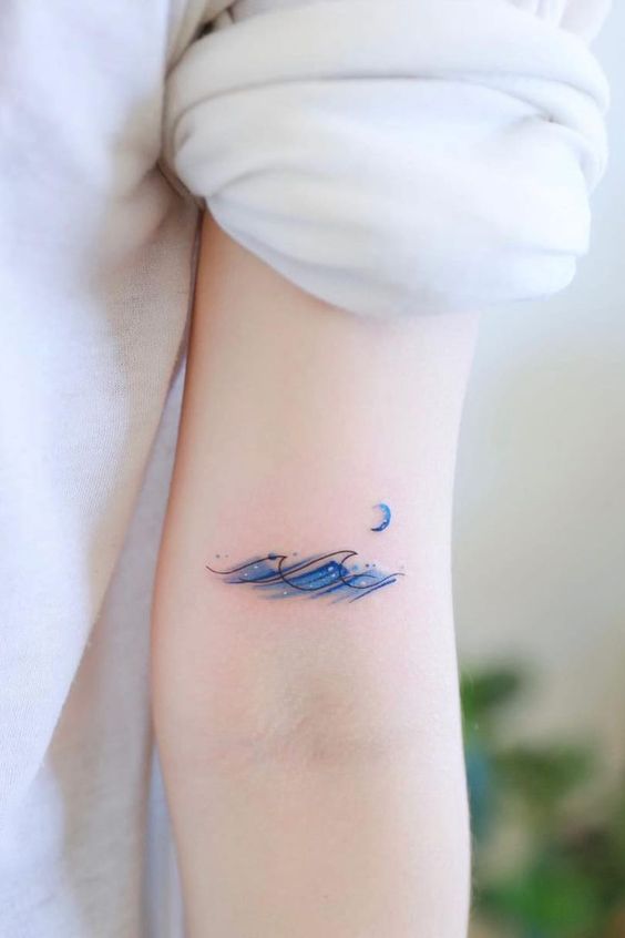 Mẫu Tattoo sóng biển màu xanh