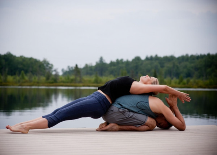 Yoga đôi nam nữ tư thế gập thân đôi