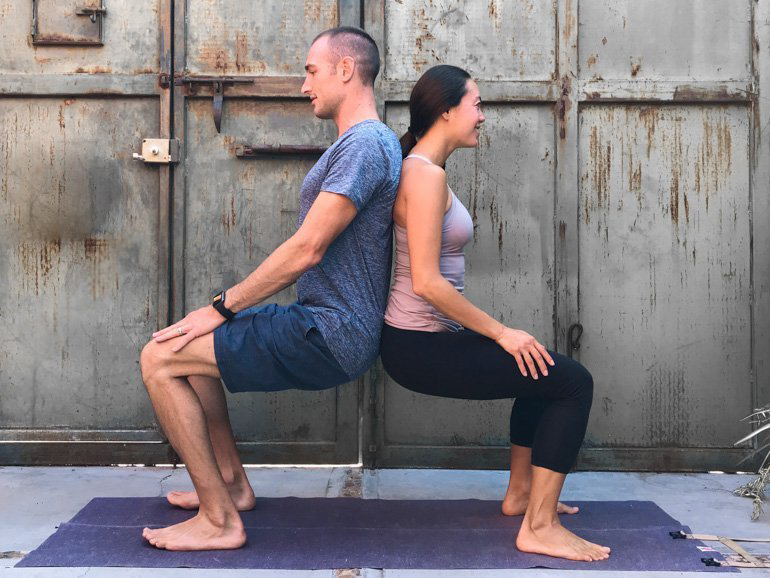 Yoga đôi nam nữ tư thế ghế đôi