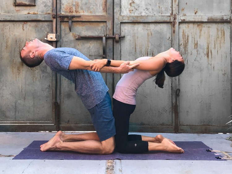 Yoga đôi nam nữ tư thế lạc đà