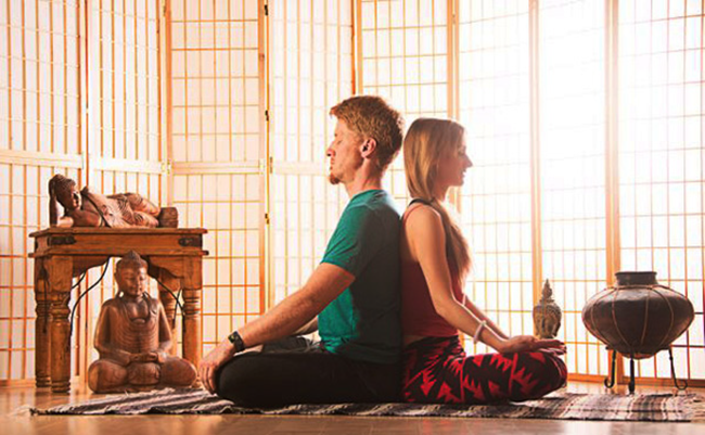 Yoga đôi nam nữ tư thế ngồi và tập thở