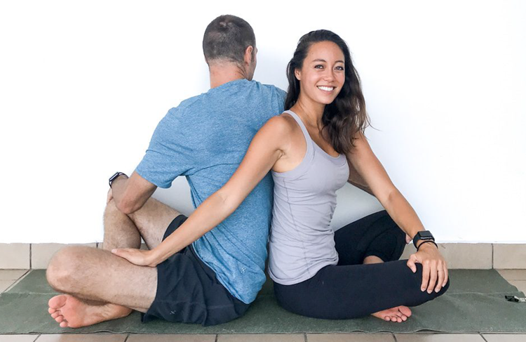 Yoga đôi nam nữ tư thế vặn người