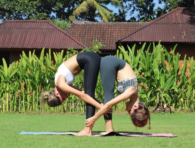 Yoga đôi nữ tư thế đứng gập người