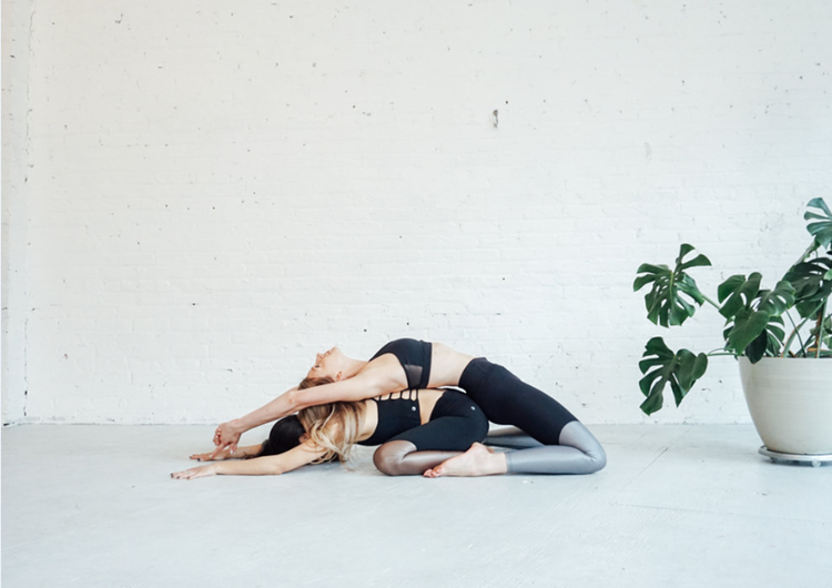 Yoga đôi nữ tư thế em bé kết hợp tư thế uốn lưng