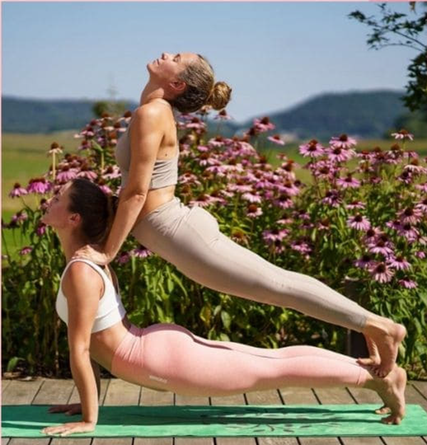 Yoga đôi nữ tư thế rắn hổ mang xếp chồng