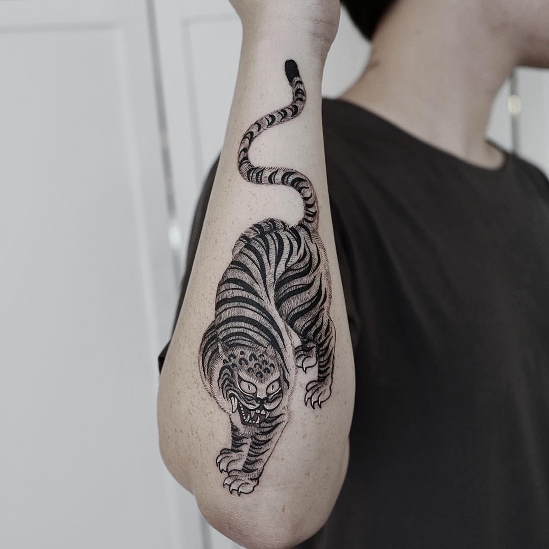 Hình xăm con hổ ở bắp tay