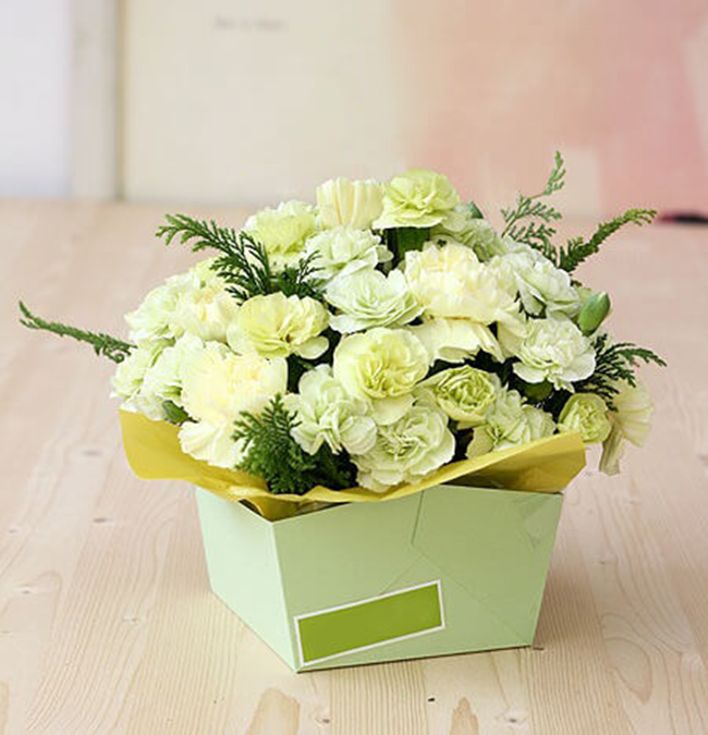 Cắm hoa cẩm chướng để bàn từ chiếc hộp giấy