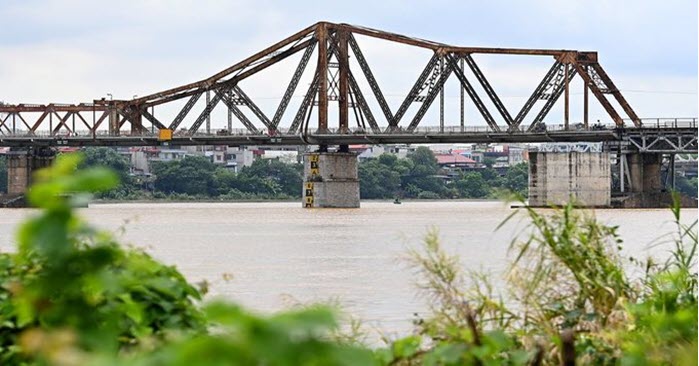 Cầu Long Biên trên dòng sông Hồng