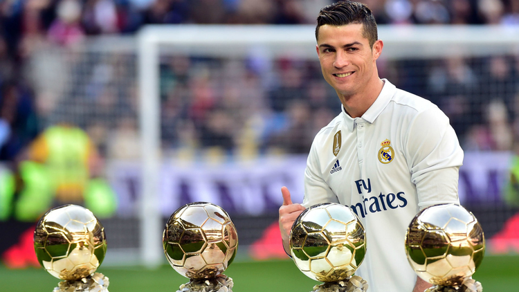 Hình nền Ronaldo và quả bóng vàng 4K