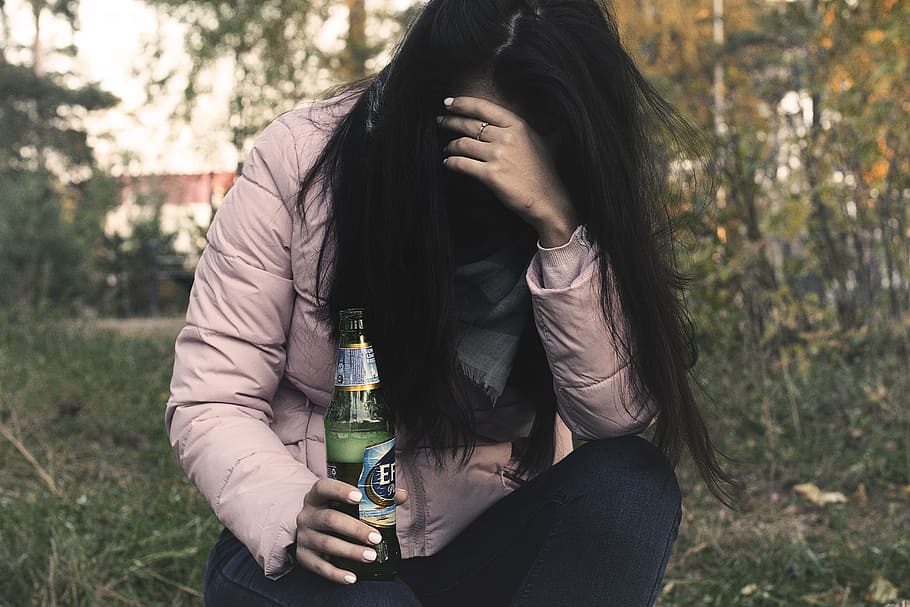 Hình ảnh cô gái buồn uống bia