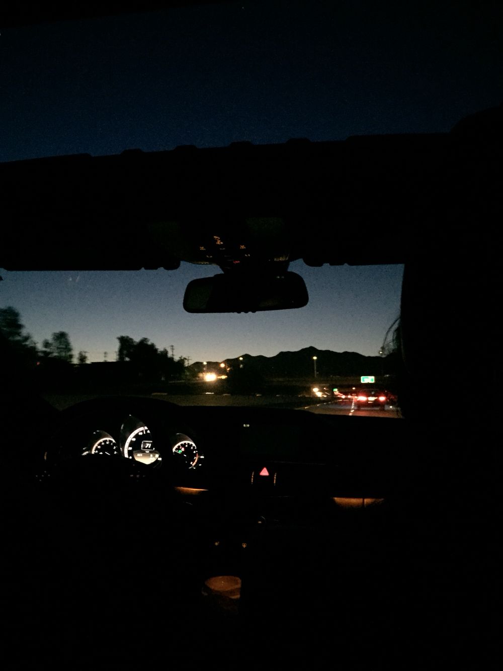 Hình ảnh lái xe ô tô đêm