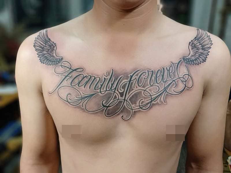Hình xăm chữ Family forever ở ngực nam