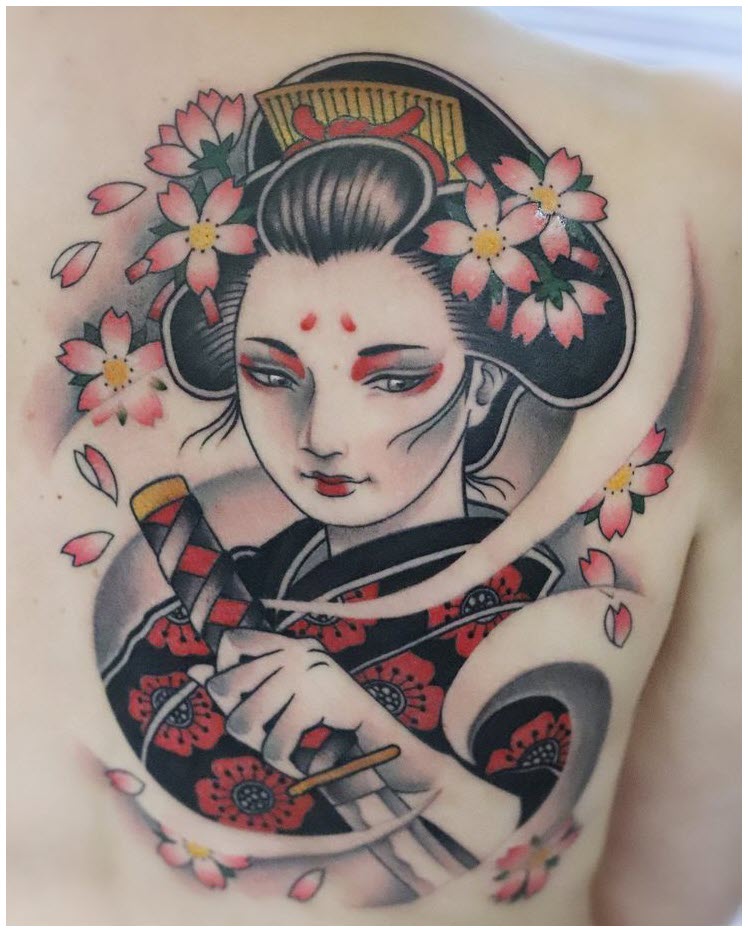 Hình xăm Geisha cầm cố kiếm