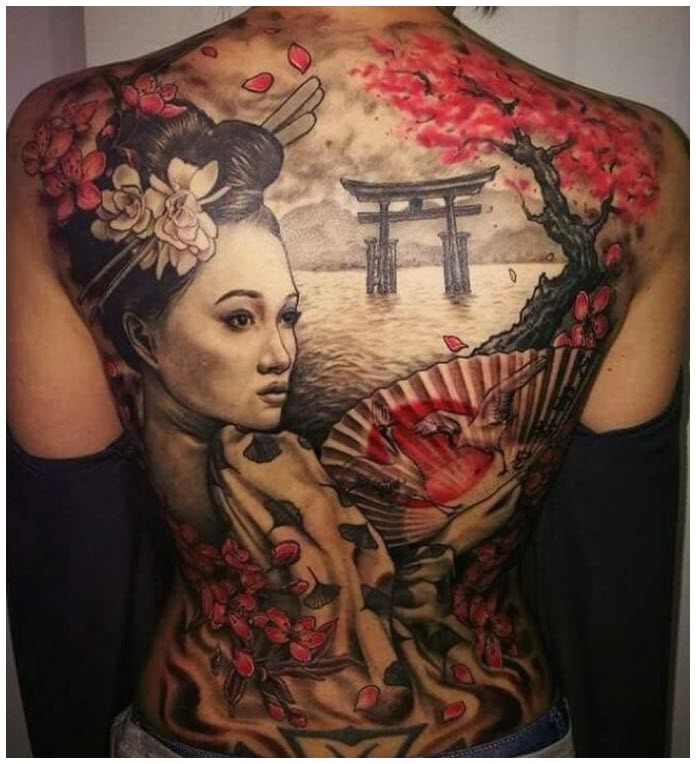 Mẫu hình xăm Geisha và hoa anh đào ở lưng