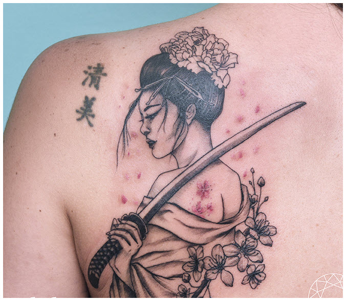 Xăm hình Geisha cầm kiếm