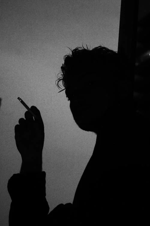Hình ảnh đẹp về người đàn ông buồn hút thuốc