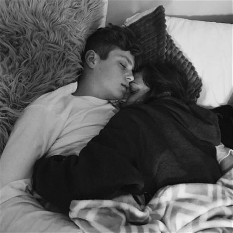 Hình ảnh ôm người yêu ngủ đẹp và đáng yêu