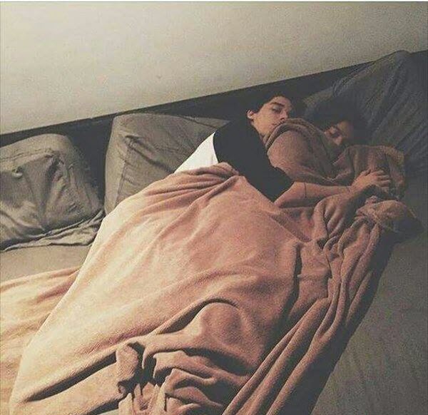 Hình ảnh ôm người yêu đi ngủ đẹp lãng mạn